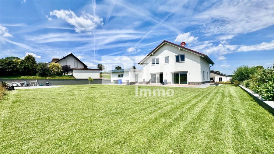 Exklusiver Neubautraum mit Premium-Ausstattung, großer Terrasse und Doppelgarage - Großer Gartenbereich